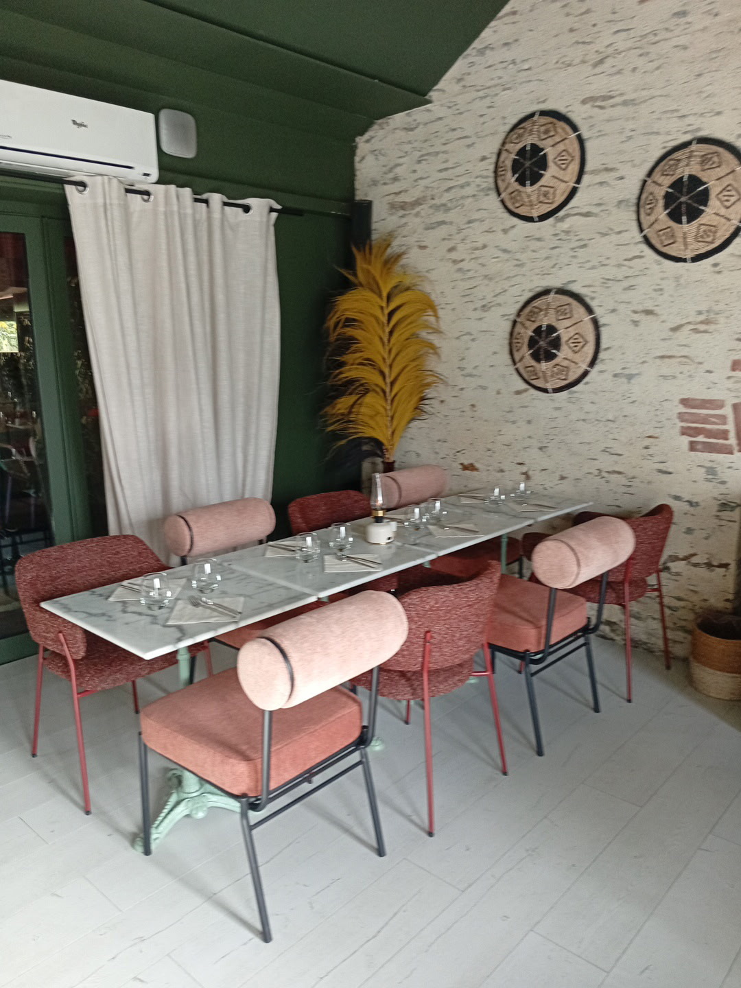 Salle intérieure restaurant Le Selva Pornic - table marbre et décor chaleureux