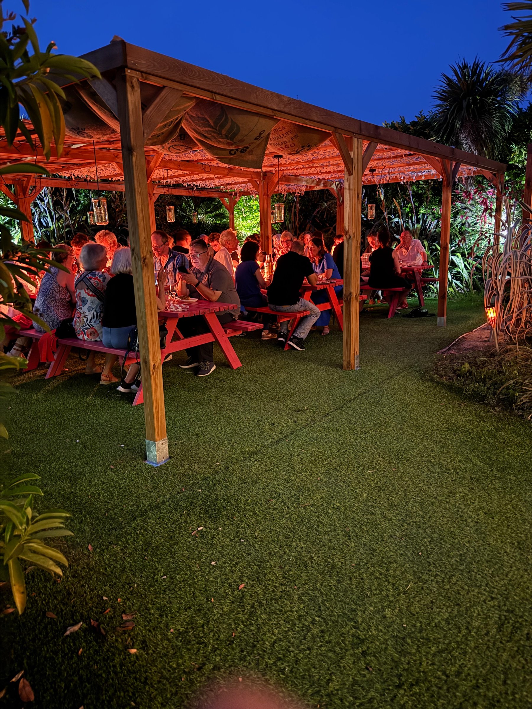 Terrasse illuminée beer garden restaurant Le Selva Pornic soir